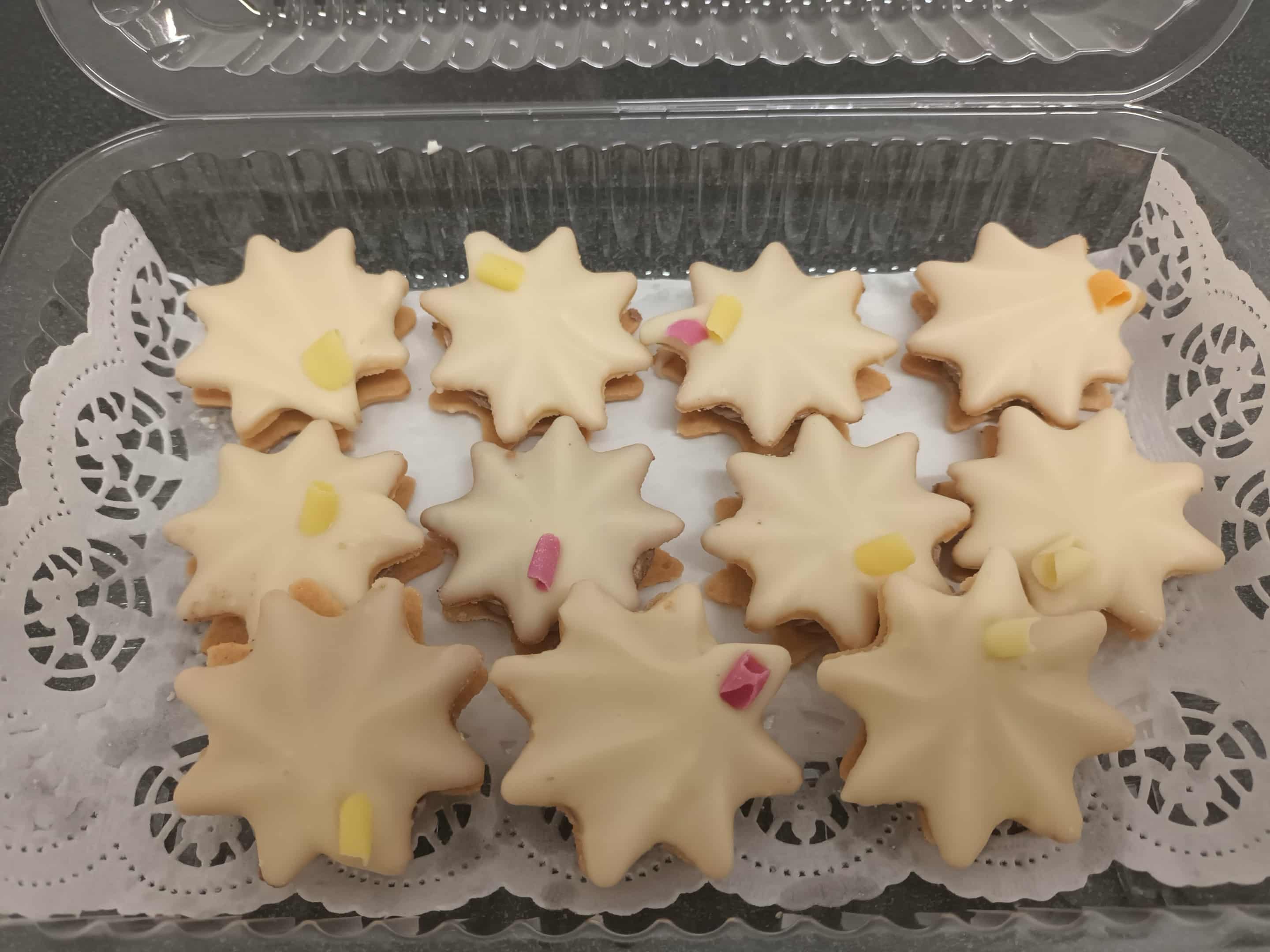 Erdnuss-Linzerkekse Schokoladen-Rumkuppel-Creme gefüllt, Schokoladendeckel