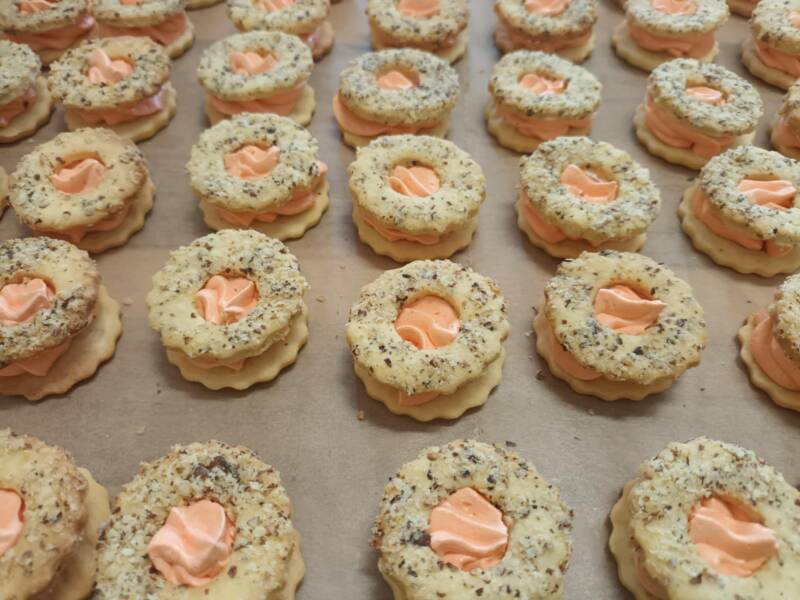 Walnuss-Linzeraugen – Gefüllt mit weißer Schokolade-Vanillecreme und mit Walnussdecke.