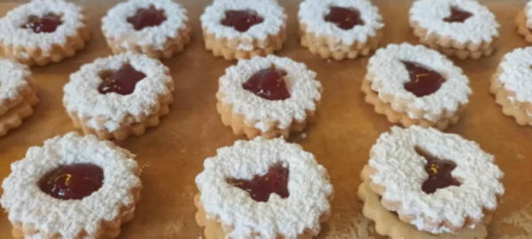 Linzer – handgemacht, mit Erdbeermarmelade